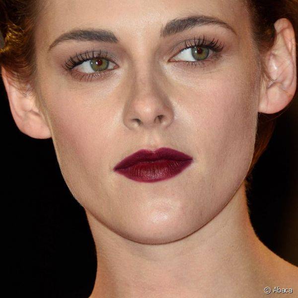 Para o Festival de Cinema de Veneza, a atriz Kristen Stewart escolheu o batom ameixa como o destaque da make
